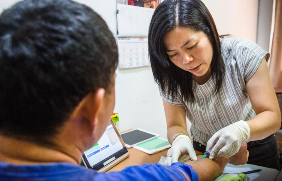 Testagem para HIV em paciente no Centro de Testes de Saúde da Fundação MAP, Chiang Mai, Tailândia. Crédito: O Fundo Global/Jonas Gratzer.