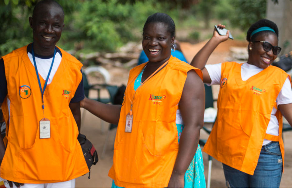 Educadores da Alliance Côte d'Ivoire realizam uma campanha de informação e prevenção do HIV em um ponto de transporte para ônibus, táxis e caminhões. Toumodi, Costa do Marfim. Créditos: O Fundo Global/JB Russel/Panos.