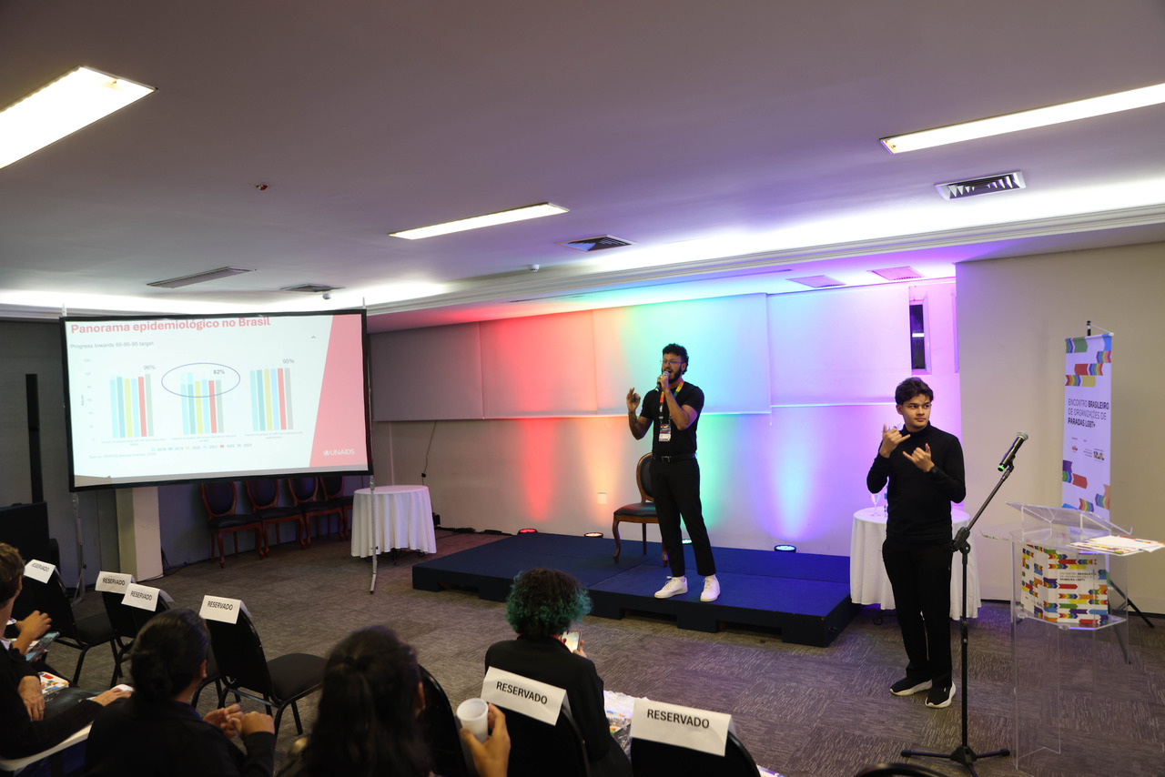 Gustavo Passos, responsável por Determinantes sociais e Evidências do HIV/AIDS do UNAIDS, VI Encontro Brasileiro de Organizações de Paradas LGBT, promovido pela APOLGBT. 