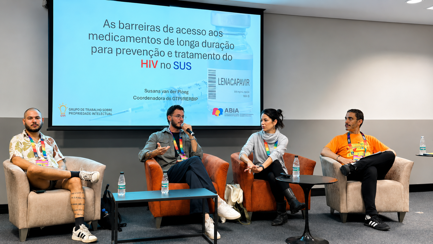 Mesa "Acesso a medicamentos injetáveis de longa duração". Por ordem, Tiago Coacci, representante do mandato da deputada Duda Salabert; Gustavo Passos, oficial de Igualdade e de Direitos do UNAIDS Brasil; e Susana Van Der Ploeg, advogada da ABIA; e Alexandre Passareli, diretor de Social e Saúde da Parada de São Paulo.